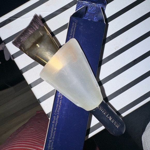 Estee Lauder sculpting brush - Picture 2 of 2